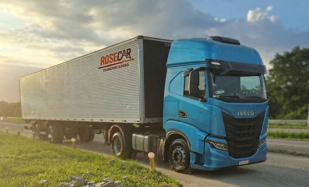 Carreta ROSECAR Transportadora em movimento